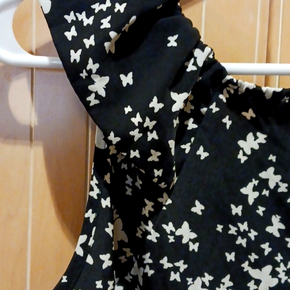 Forever 21 Sleeveless Ruffled Blouse EUC - Picture 4 of 8